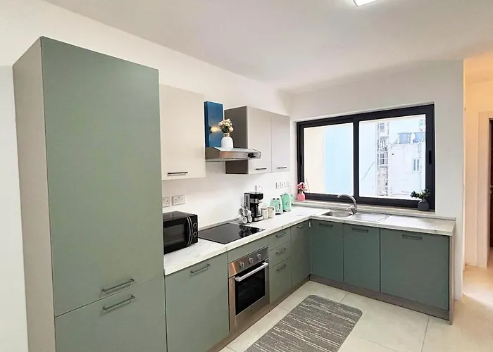 Paceville Glow Five * St. Julian's